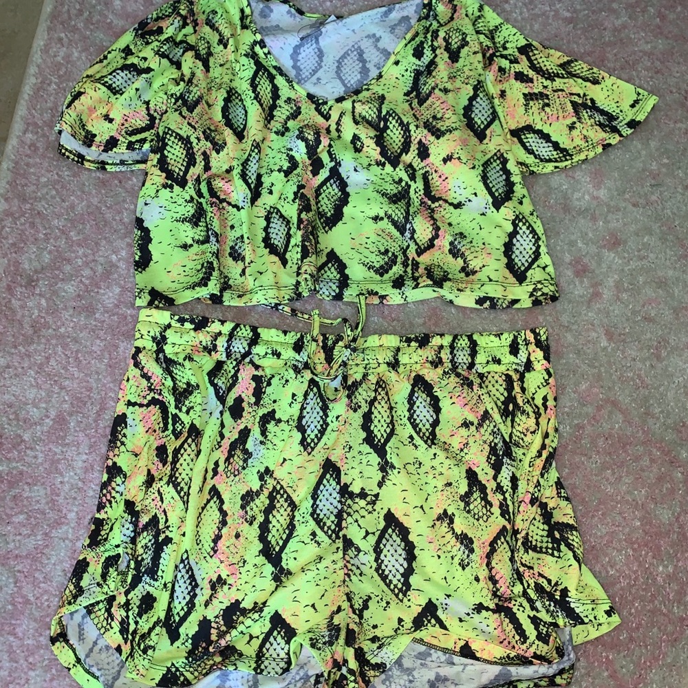 Neon green snake set